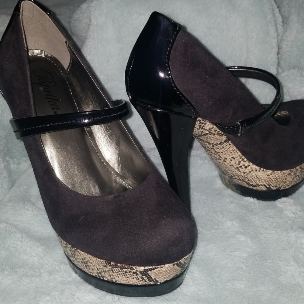 Size 5 Platform Ladies Black/snakeskin heel NWT